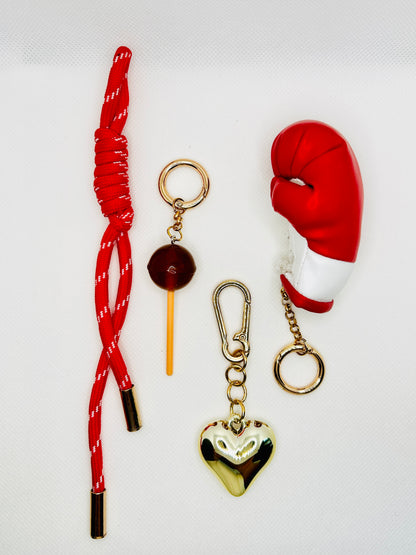 Boxhandschuh Schlüsselanhänger mit Lolli & Herz. Rotes PU-Leder Accessoire für Damen