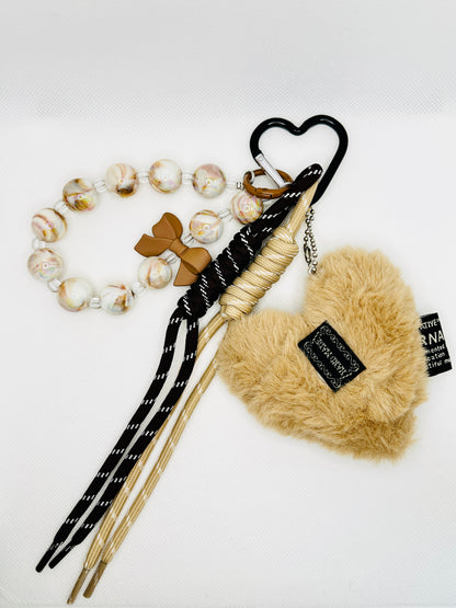 Flauschiger Herz Taschenanhänger in Beige mit Perlen & Schleife. Winterlicher Schlüsselanhänger für Damen