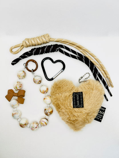 Flauschiger Herz Taschenanhänger in Beige mit Perlen & Schleife. Winterlicher Schlüsselanhänger für Damen