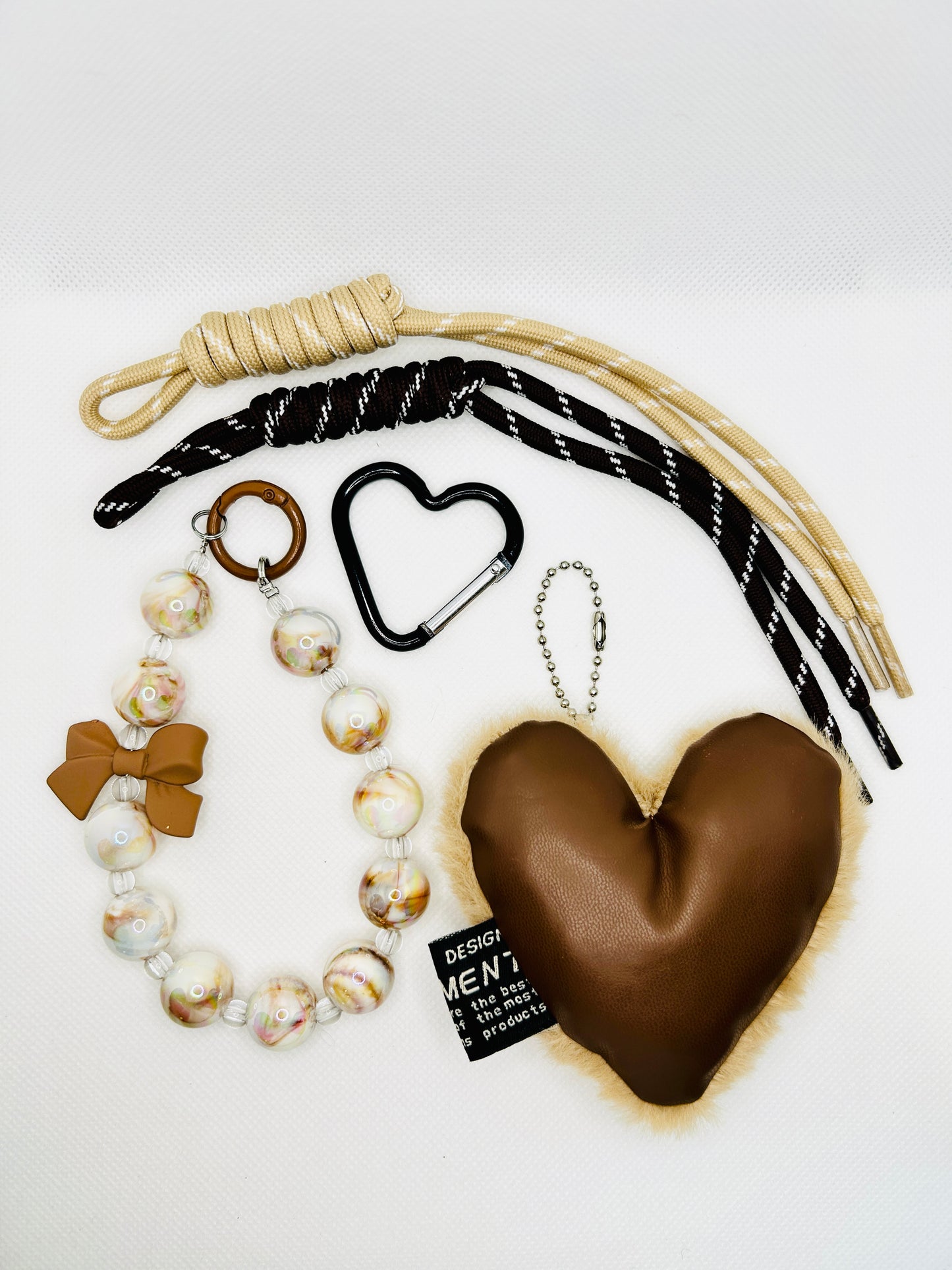 Flauschiger Herz Taschenanhänger in Beige mit Perlen & Schleife. Winterlicher Schlüsselanhänger für Damen