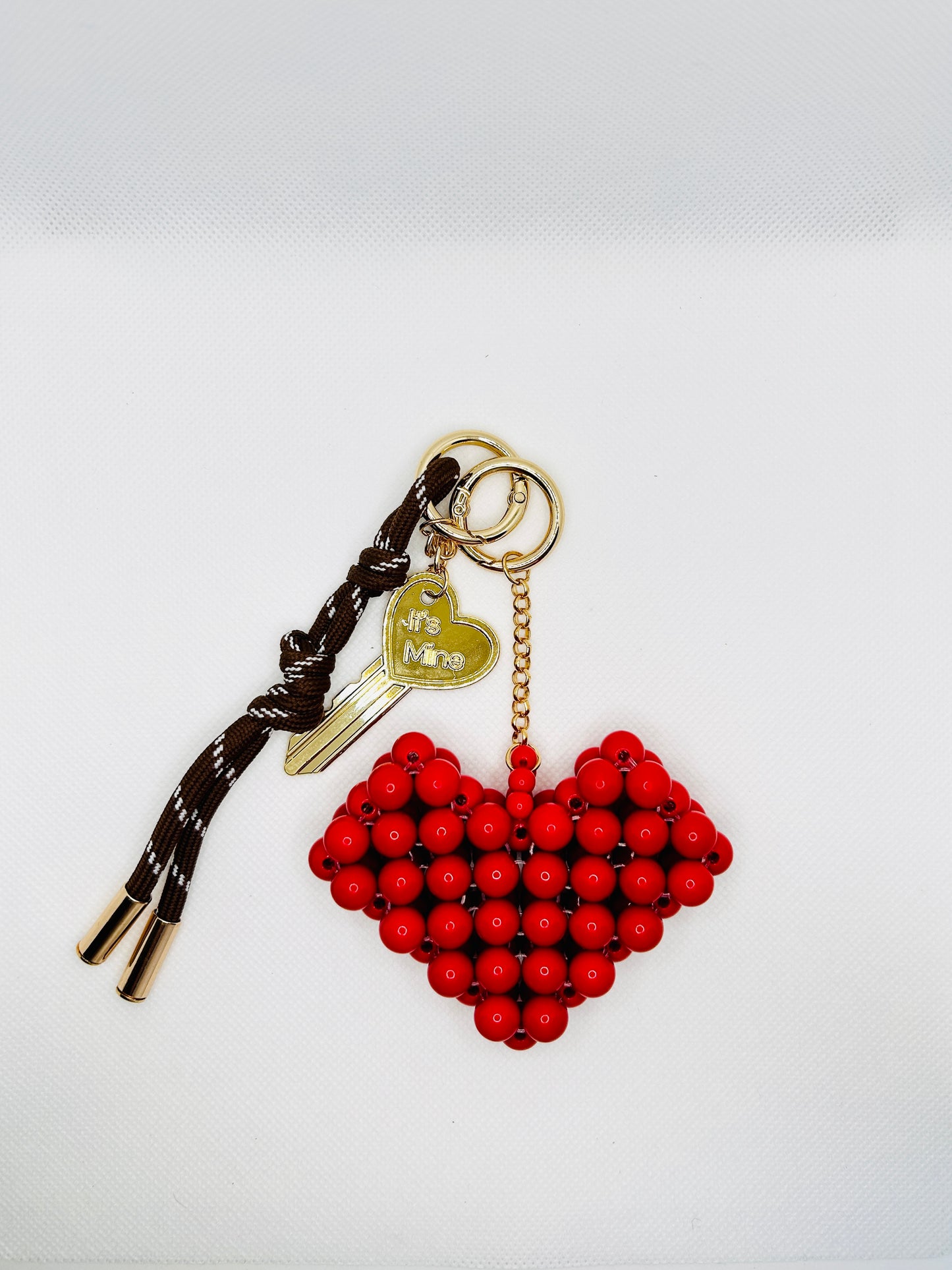 Herz Schlüsselanhänger aus Perlen mit Kordel und „It’s Mine“ Charm. Boho Accessoire für Taschen & Schlüssel