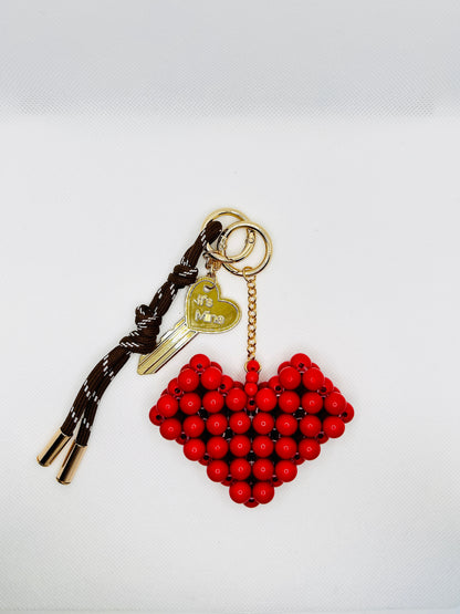 Herz Schlüsselanhänger aus Perlen mit Kordel und „It’s Mine“ Charm. Boho Accessoire für Taschen & Schlüssel