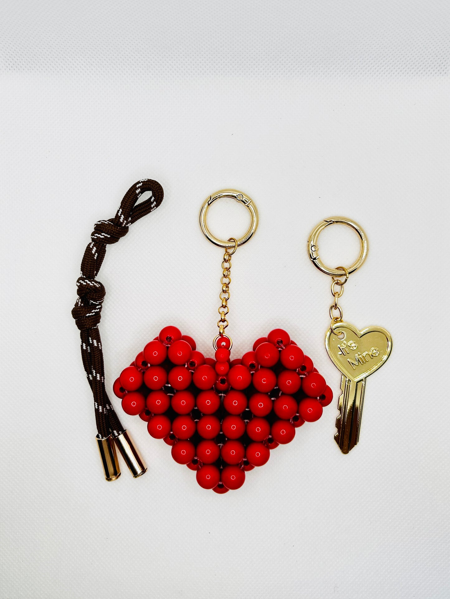 Herz Schlüsselanhänger aus Perlen mit Kordel und „It’s Mine“ Charm. Boho Accessoire für Taschen & Schlüssel