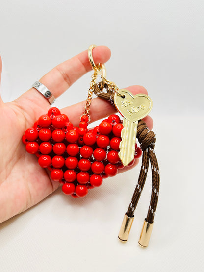 Herz Schlüsselanhänger aus Perlen mit Kordel und „It’s Mine“ Charm. Boho Accessoire für Taschen & Schlüssel