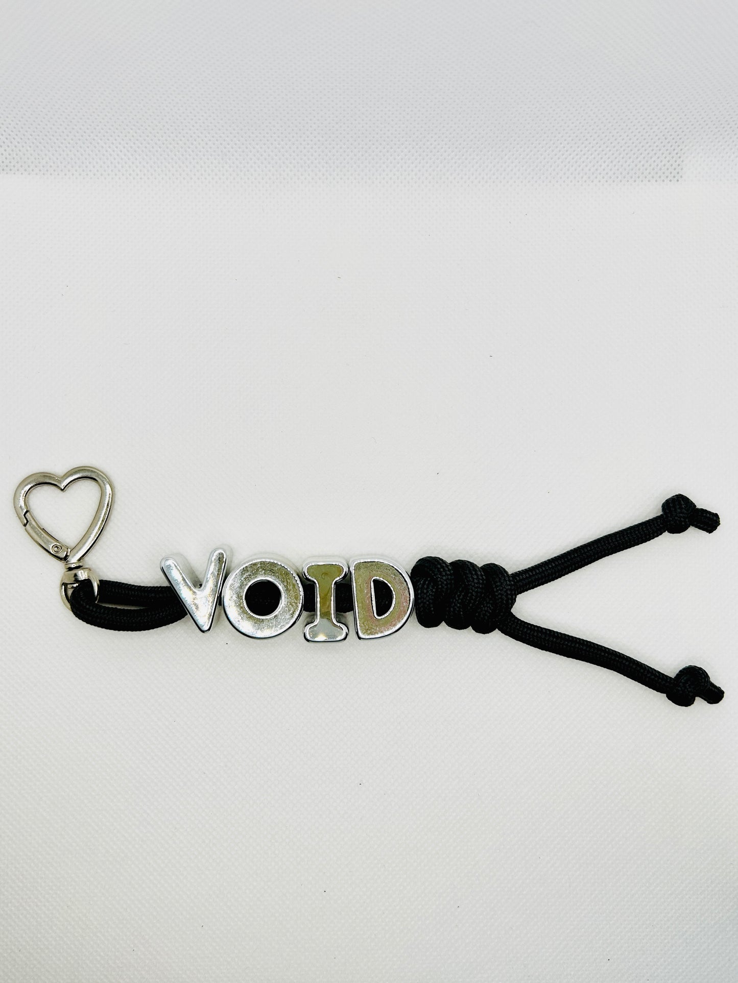 Schlüsselanhänger mit Worten VOID LUXE NOIR ICON. Statement Charm mit silbernem Ring. Tasche & Schlüssel Accessoire