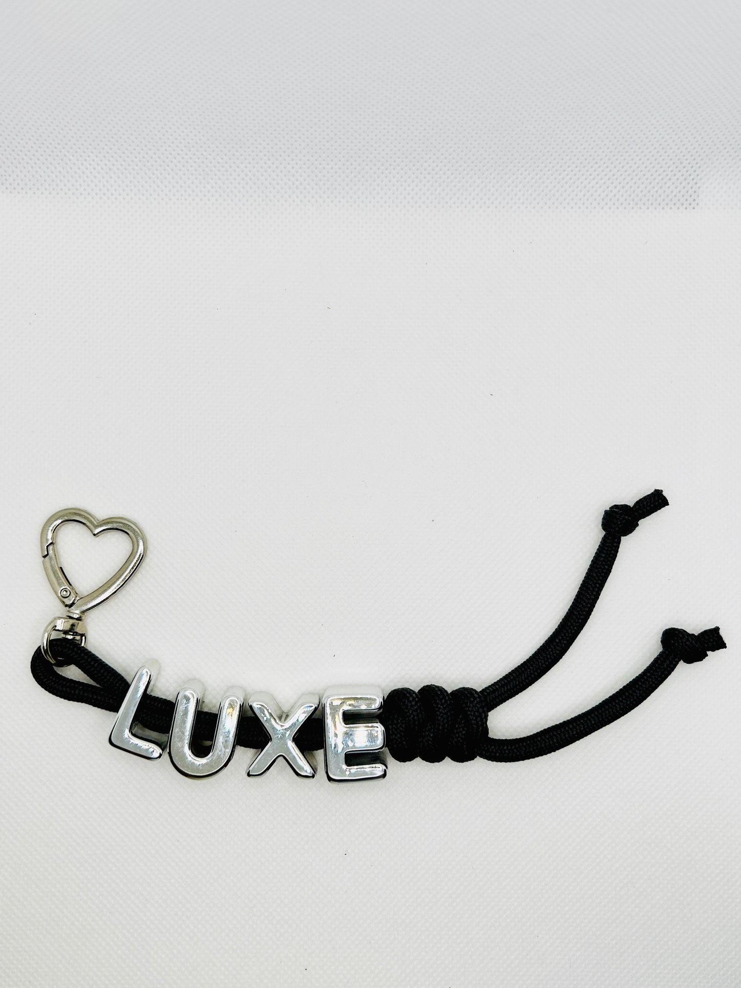 Schlüsselanhänger mit Worten VOID LUXE NOIR ICON. Statement Charm mit silbernem Ring. Tasche & Schlüssel Accessoire