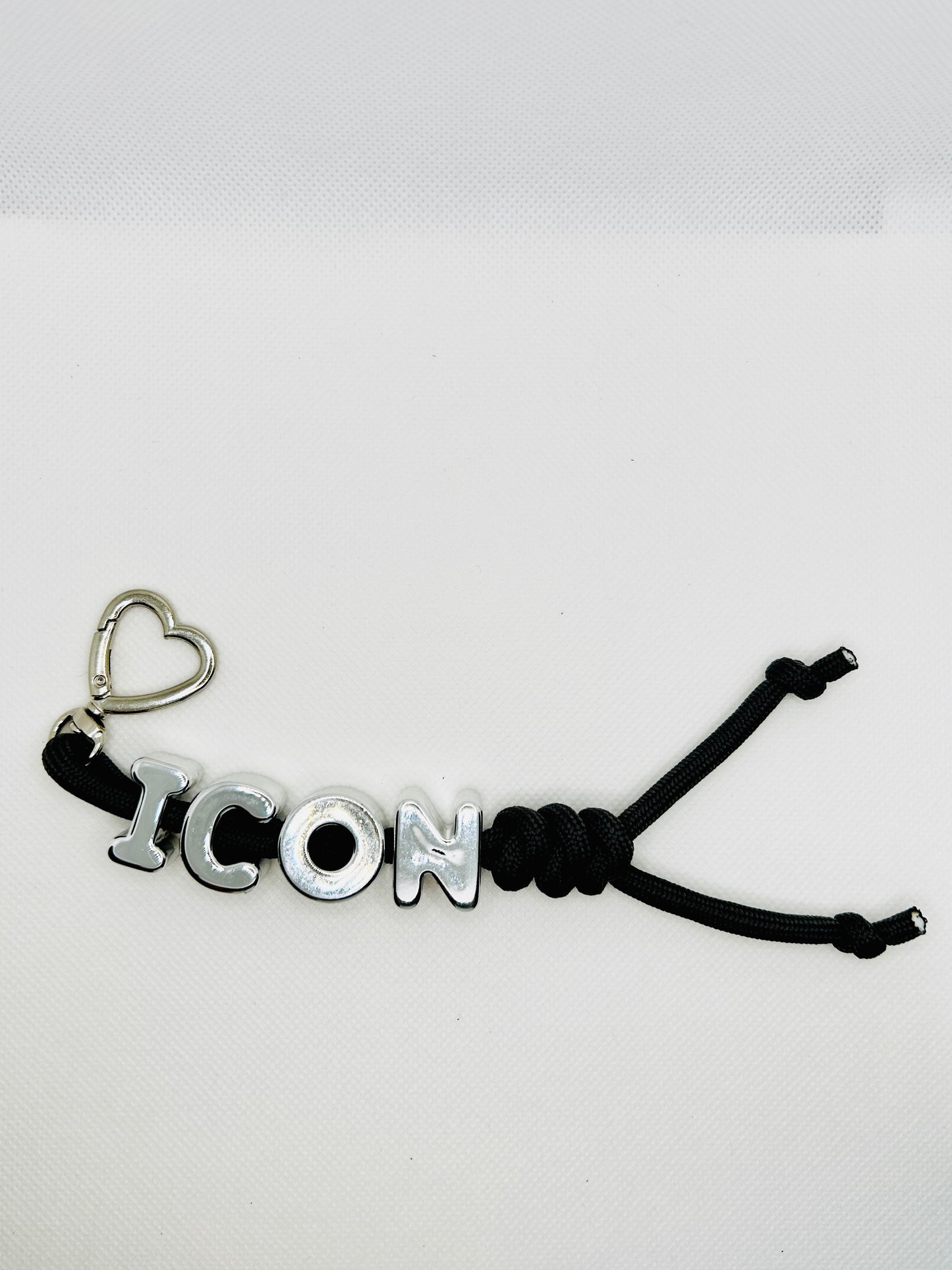 Schlüsselanhänger mit Worten VOID LUXE NOIR ICON. Statement Charm mit silbernem Ring. Tasche & Schlüssel Accessoire