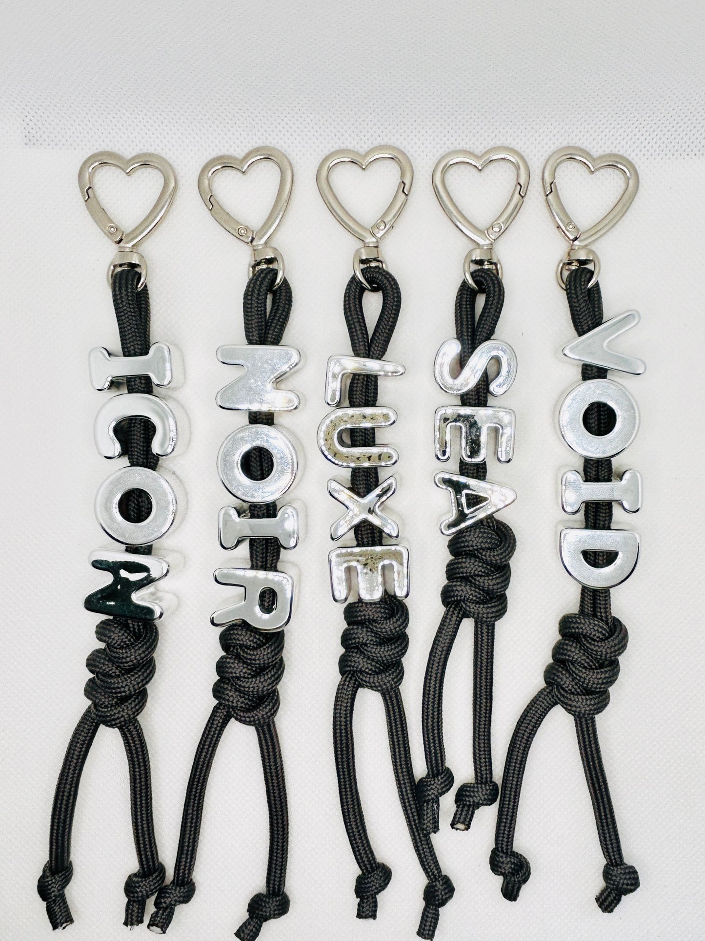 Schlüsselanhänger mit Worten VOID LUXE NOIR ICON. Statement Charm mit silbernem Ring. Tasche & Schlüssel Accessoire