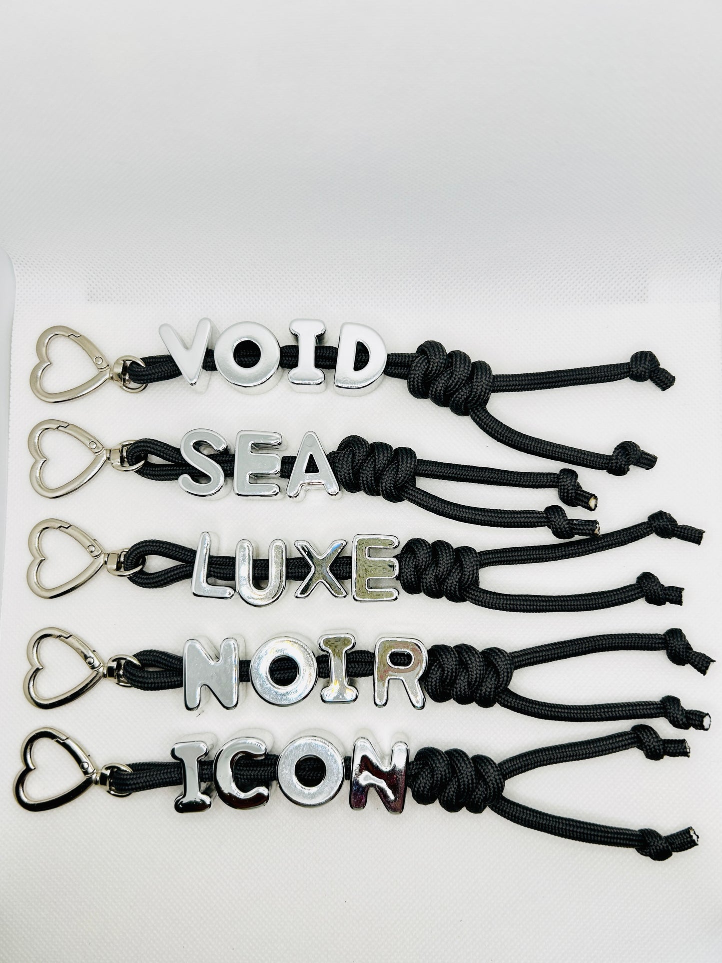 Schlüsselanhänger mit Worten VOID LUXE NOIR ICON. Statement Charm mit silbernem Ring. Tasche & Schlüssel Accessoire