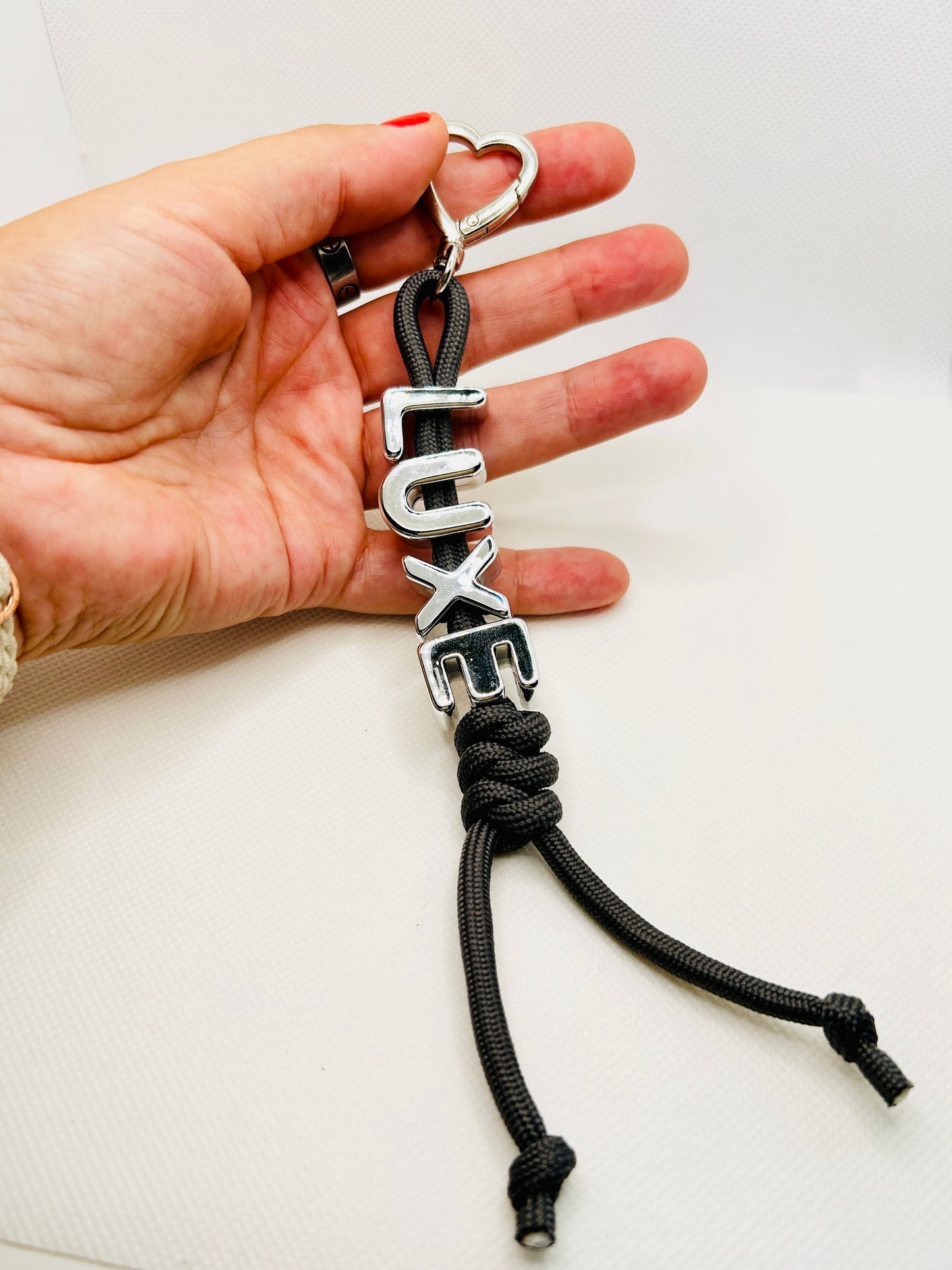 Schlüsselanhänger mit Worten VOID LUXE NOIR ICON. Statement Charm mit silbernem Ring. Tasche & Schlüssel Accessoire