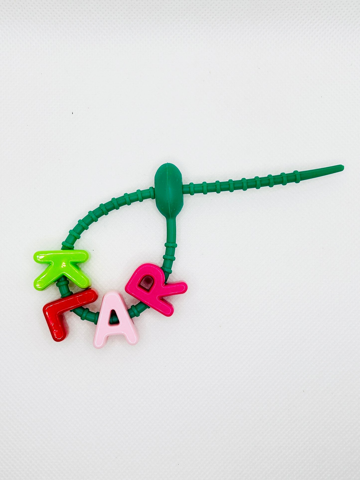 Acryl Buchstaben mit Silikonband. Bunt schrill