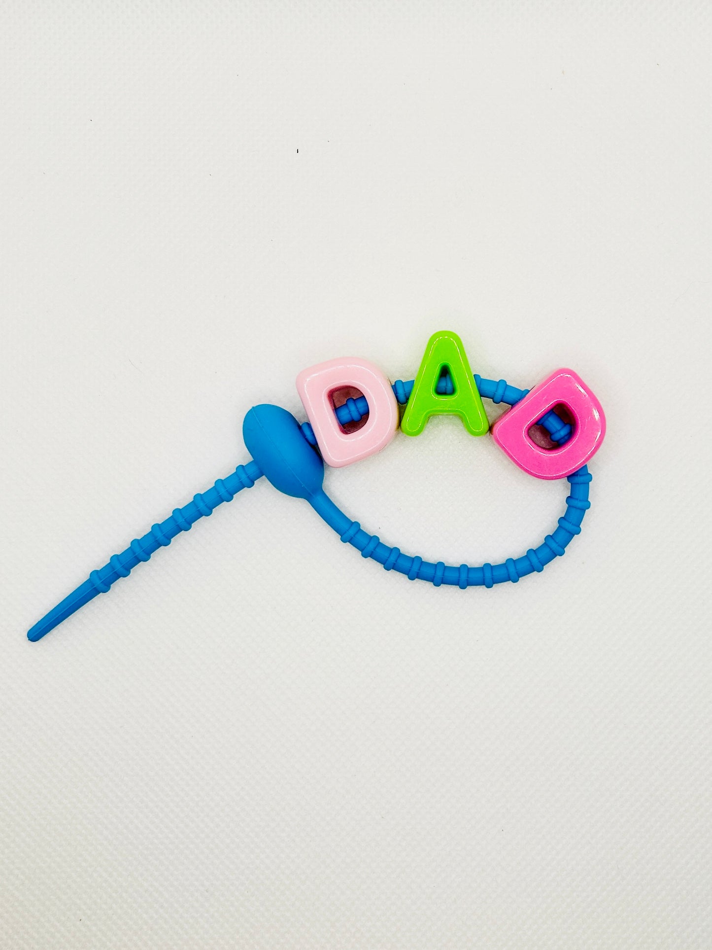 Acryl Buchstaben mit Silikonband. Bunt schrill