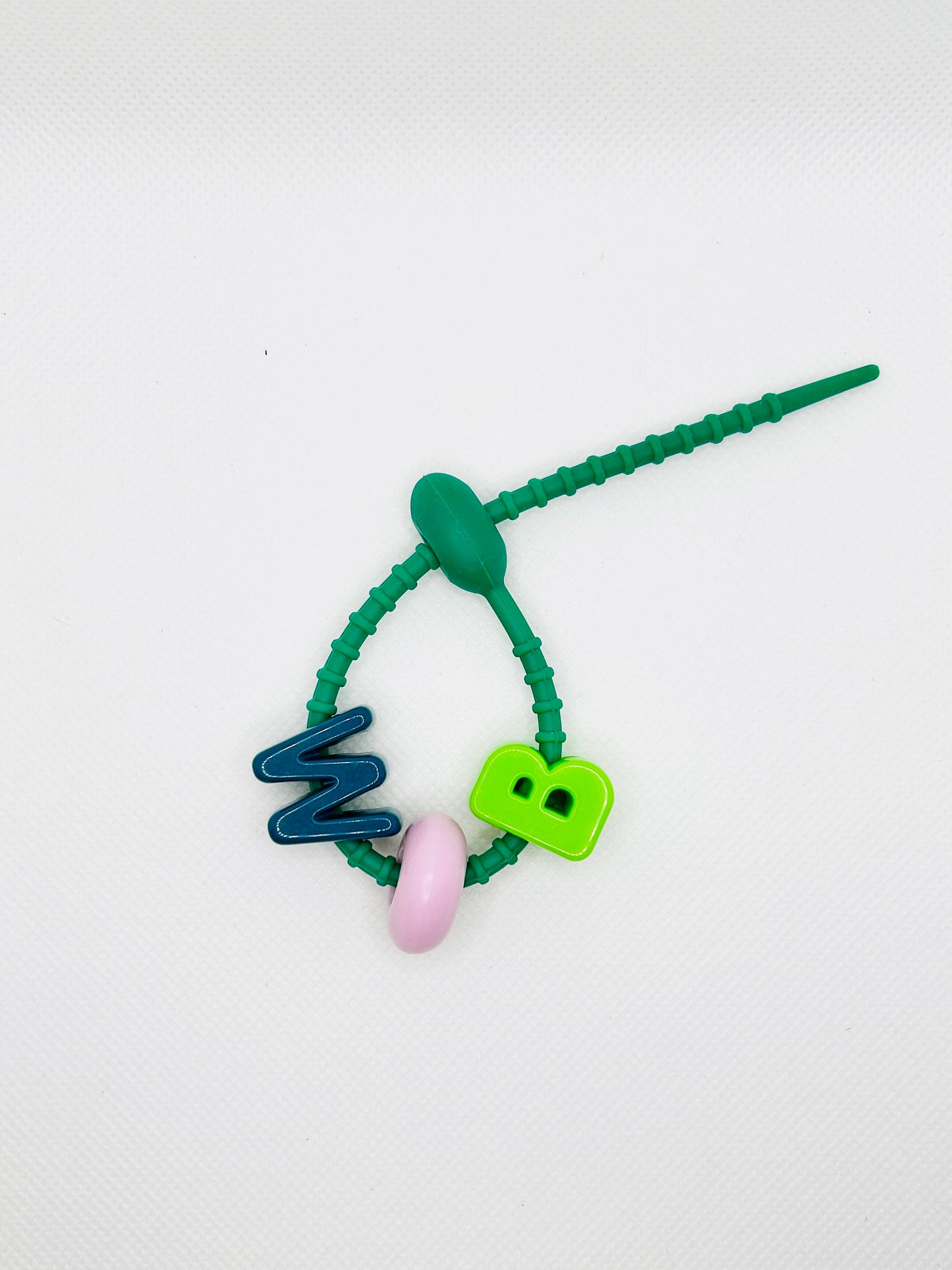 Acryl Buchstaben mit Silikonband. Bunt schrill