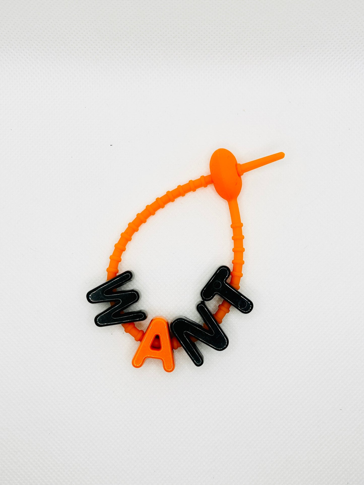 Acryl Buchstaben mit Silikonband. Bunt schrill