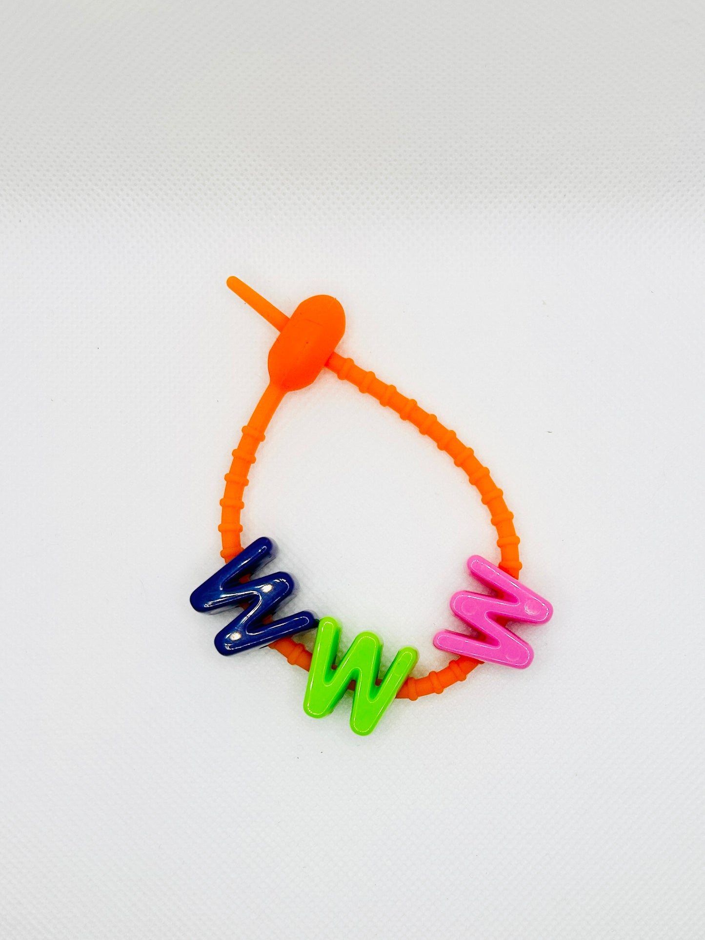 Acryl Buchstaben mit Silikonband. Bunt schrill