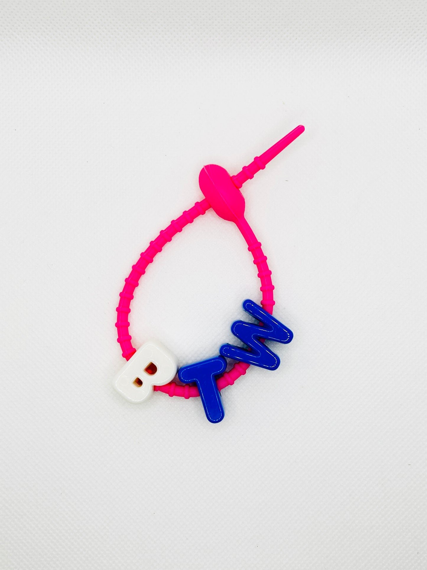 Acryl Buchstaben mit Silikonband. Bunt schrill