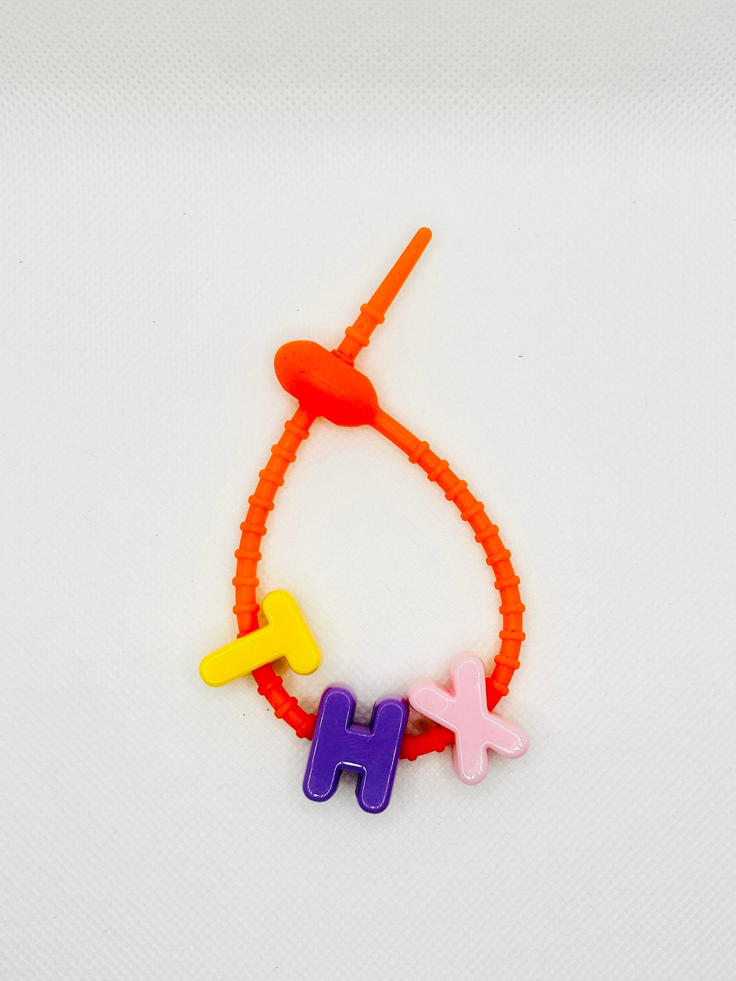 Acryl Buchstaben mit Silikonband. Bunt schrill