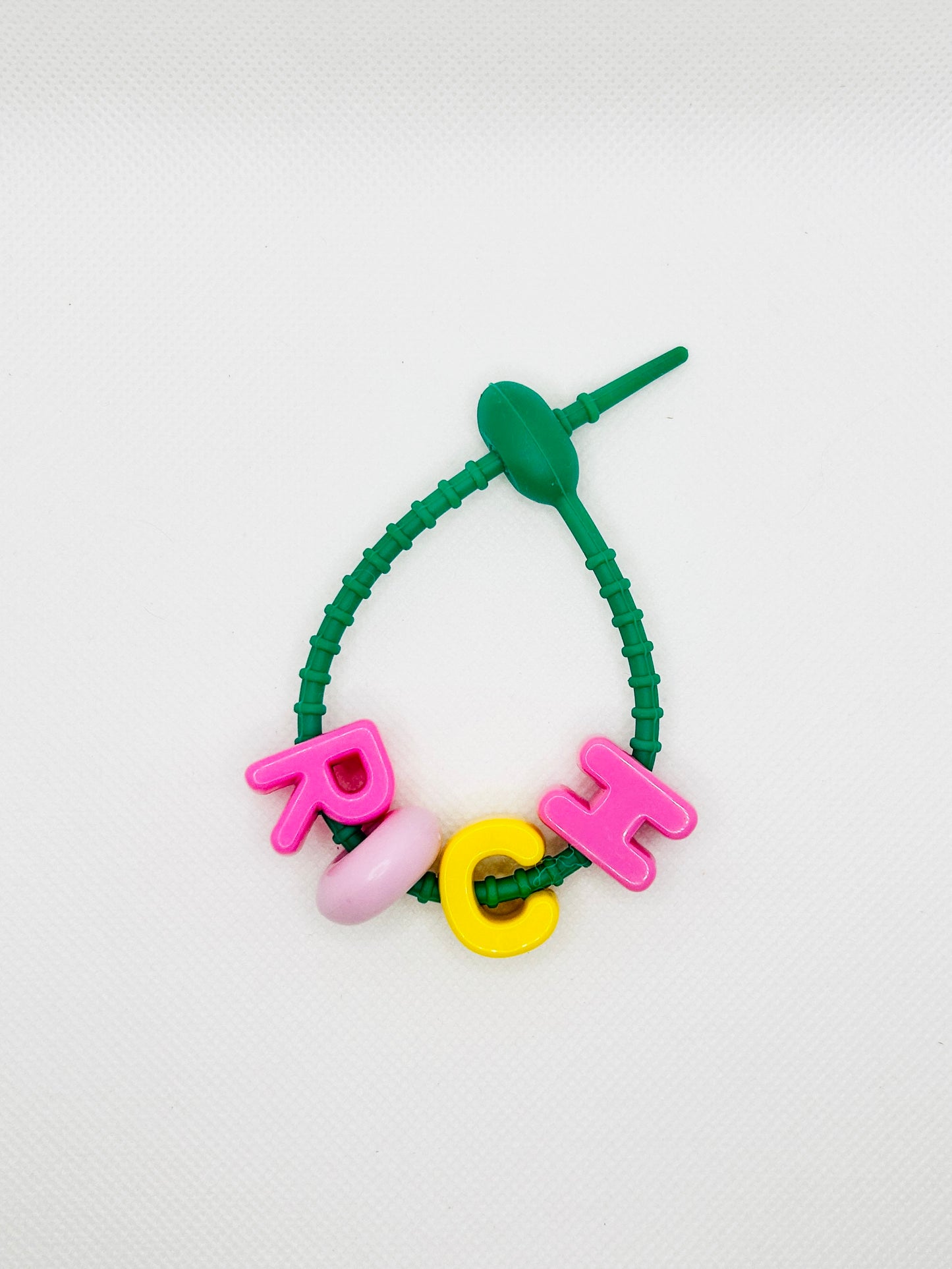 Acryl Buchstaben mit Silikonband. Bunt schrill