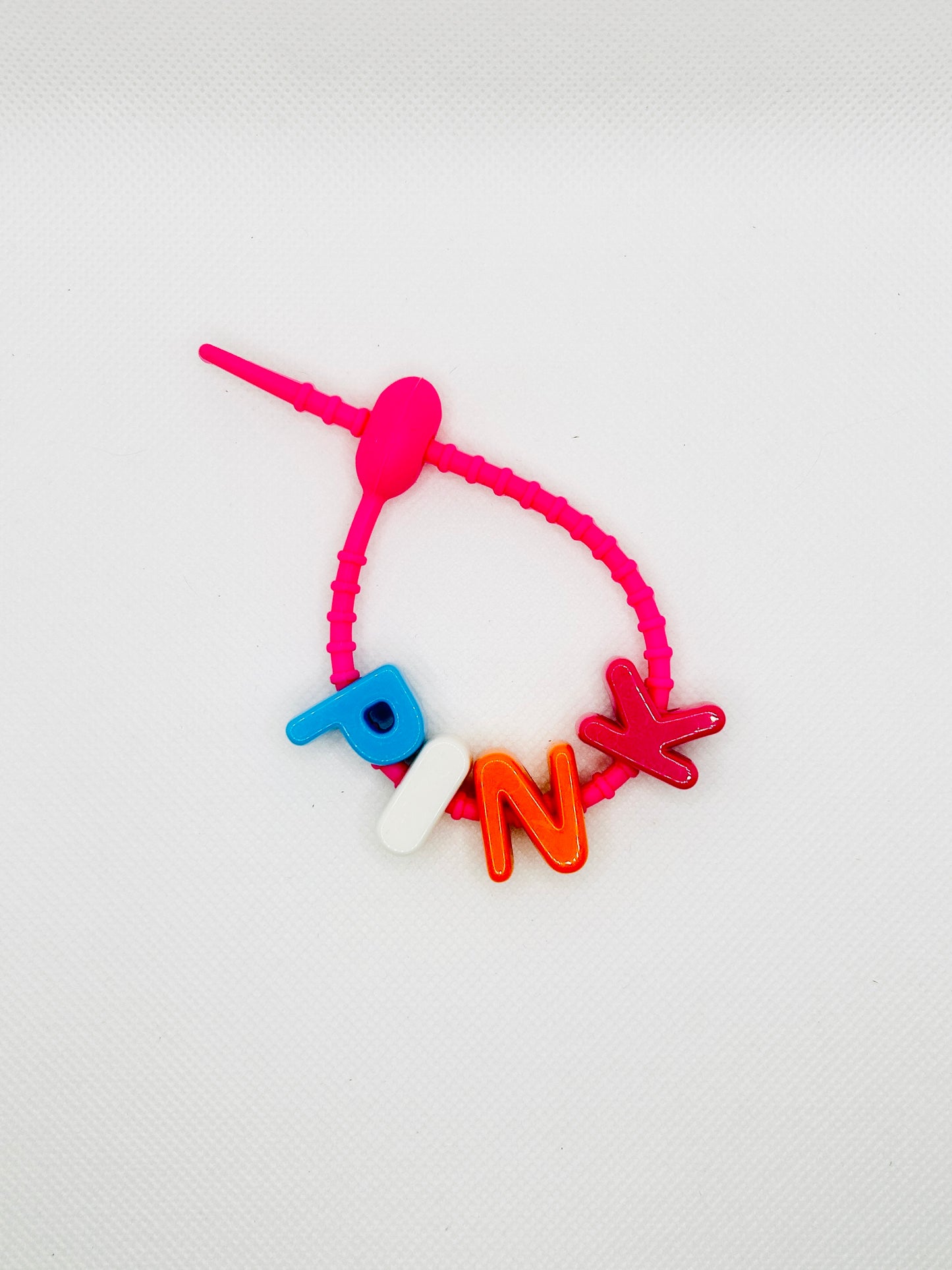 Acryl Buchstaben mit Silikonband. Bunt schrill