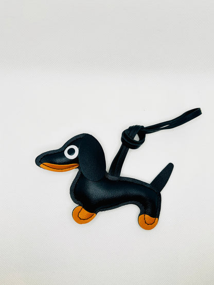 Dackel Taschenanhänger Kunstleder. Verspielter Hundecharm für Tasche, Schlüssel oder Auto