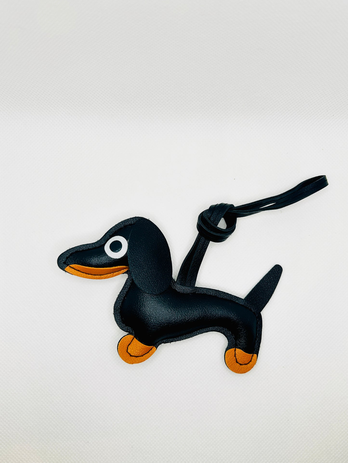 Dackel Taschenanhänger Kunstleder. Verspielter Hundecharm für Tasche, Schlüssel oder Auto