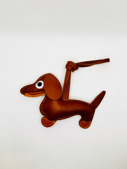 Dackel Taschenanhänger Kunstleder. Verspielter Hundecharm für Tasche, Schlüssel oder Auto