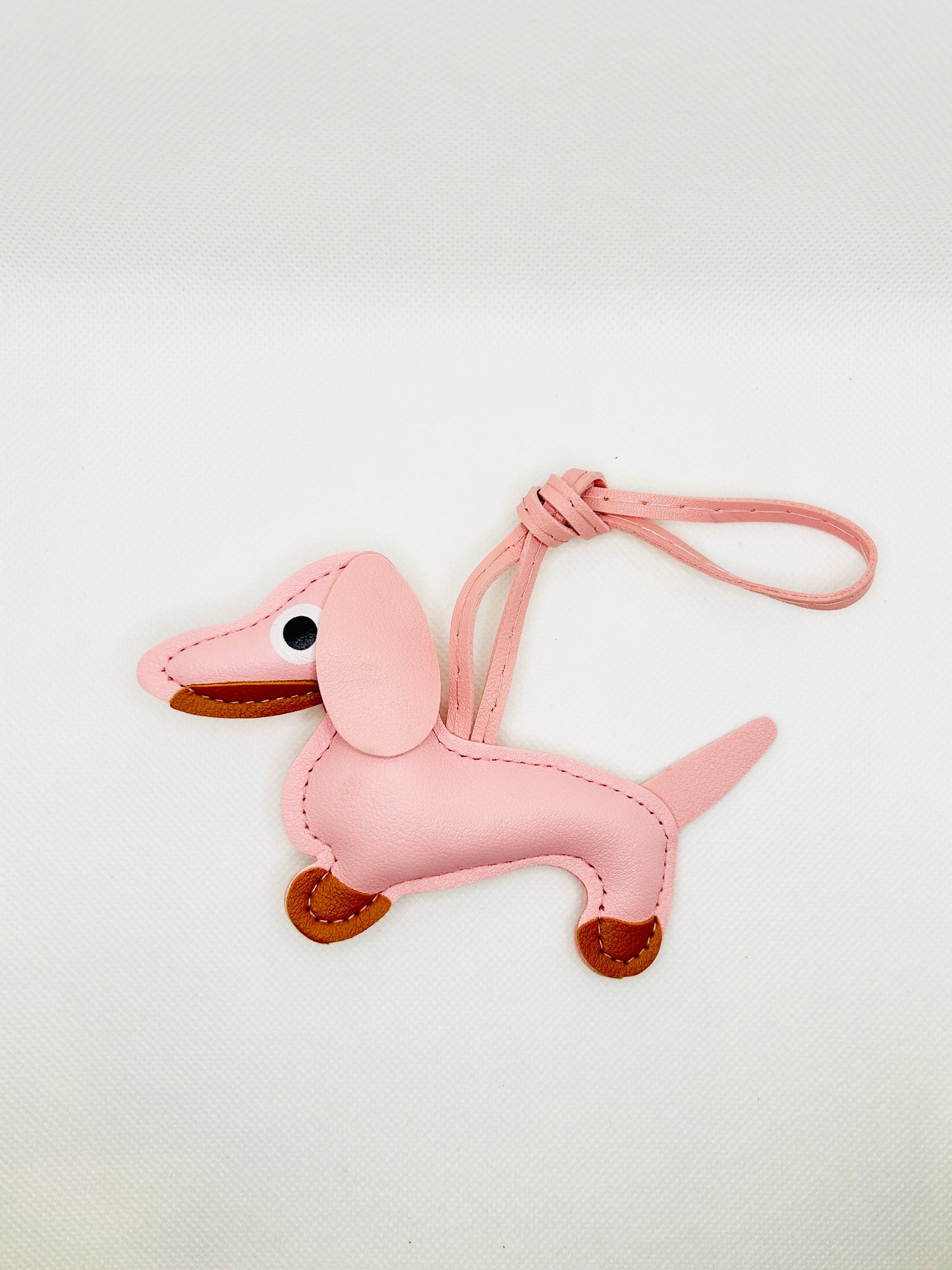 Dackel Taschenanhänger Kunstleder. Verspielter Hundecharm für Tasche, Schlüssel oder Auto