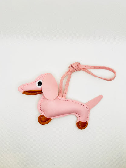 Dackel Taschenanhänger Kunstleder. Verspielter Hundecharm für Tasche, Schlüssel oder Auto