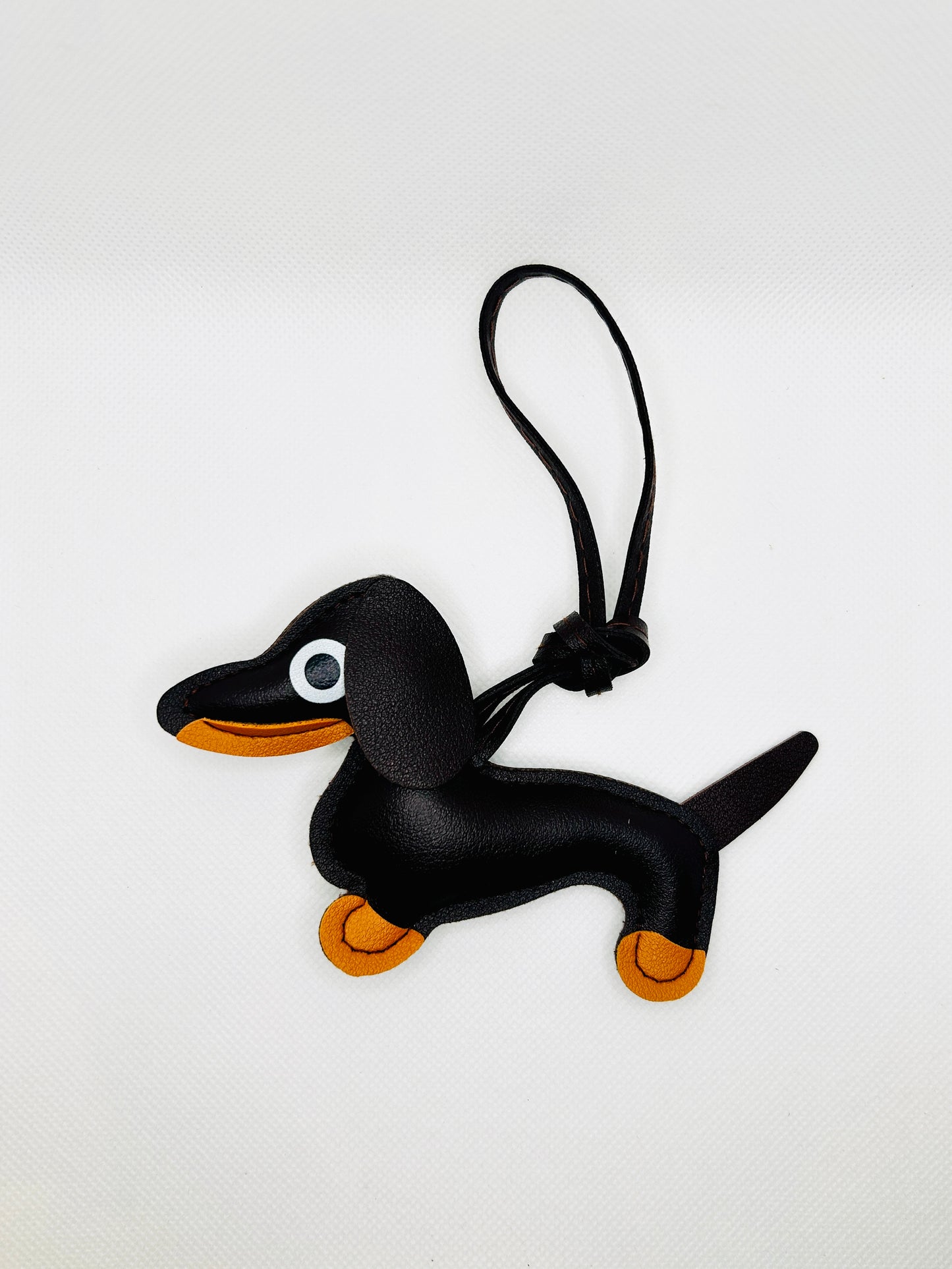 Dackel Taschenanhänger Kunstleder. Verspielter Hundecharm für Tasche, Schlüssel oder Auto