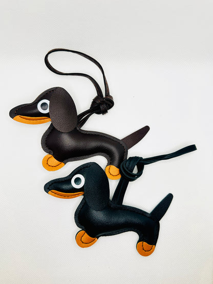 Dackel Taschenanhänger Kunstleder. Verspielter Hundecharm für Tasche, Schlüssel oder Auto