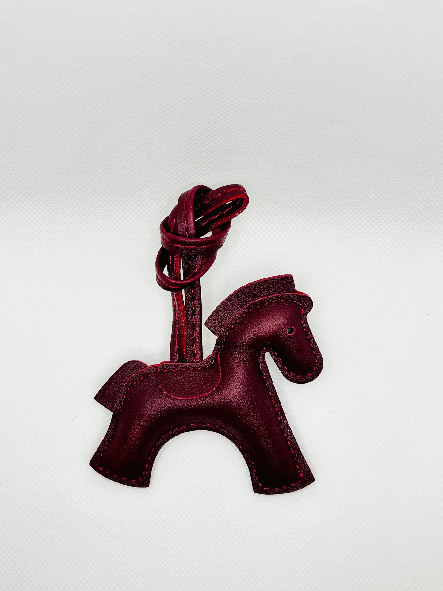 Pferd Taschenanhänger Kunstleder. Reitcharm mit Silhouetten-Design & Riemen