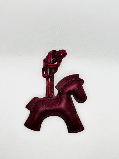 Pferd Taschenanhänger Kunstleder. Reitcharm mit Silhouetten-Design & Riemen