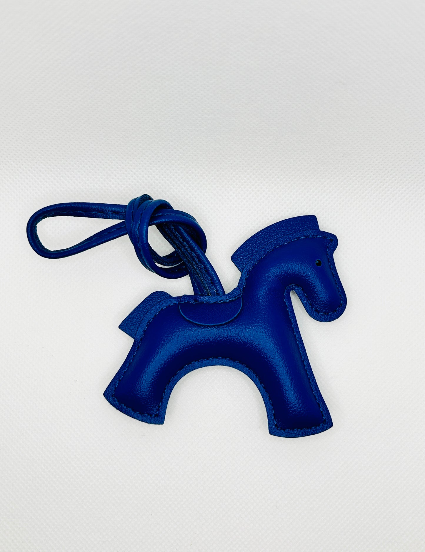 Pferd Taschenanhänger Kunstleder. Reitcharm mit Silhouetten-Design & Riemen