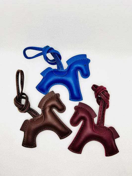 Pferd Taschenanhänger Kunstleder. Reitcharm mit Silhouetten-Design & Riemen