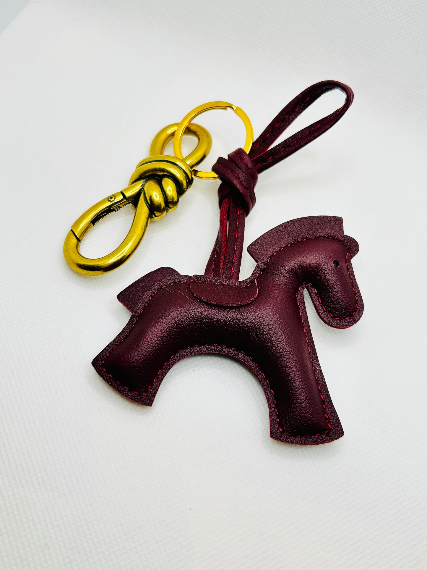 Pferd Taschenanhänger Kunstleder. Reitcharm mit Silhouetten-Design & Riemen