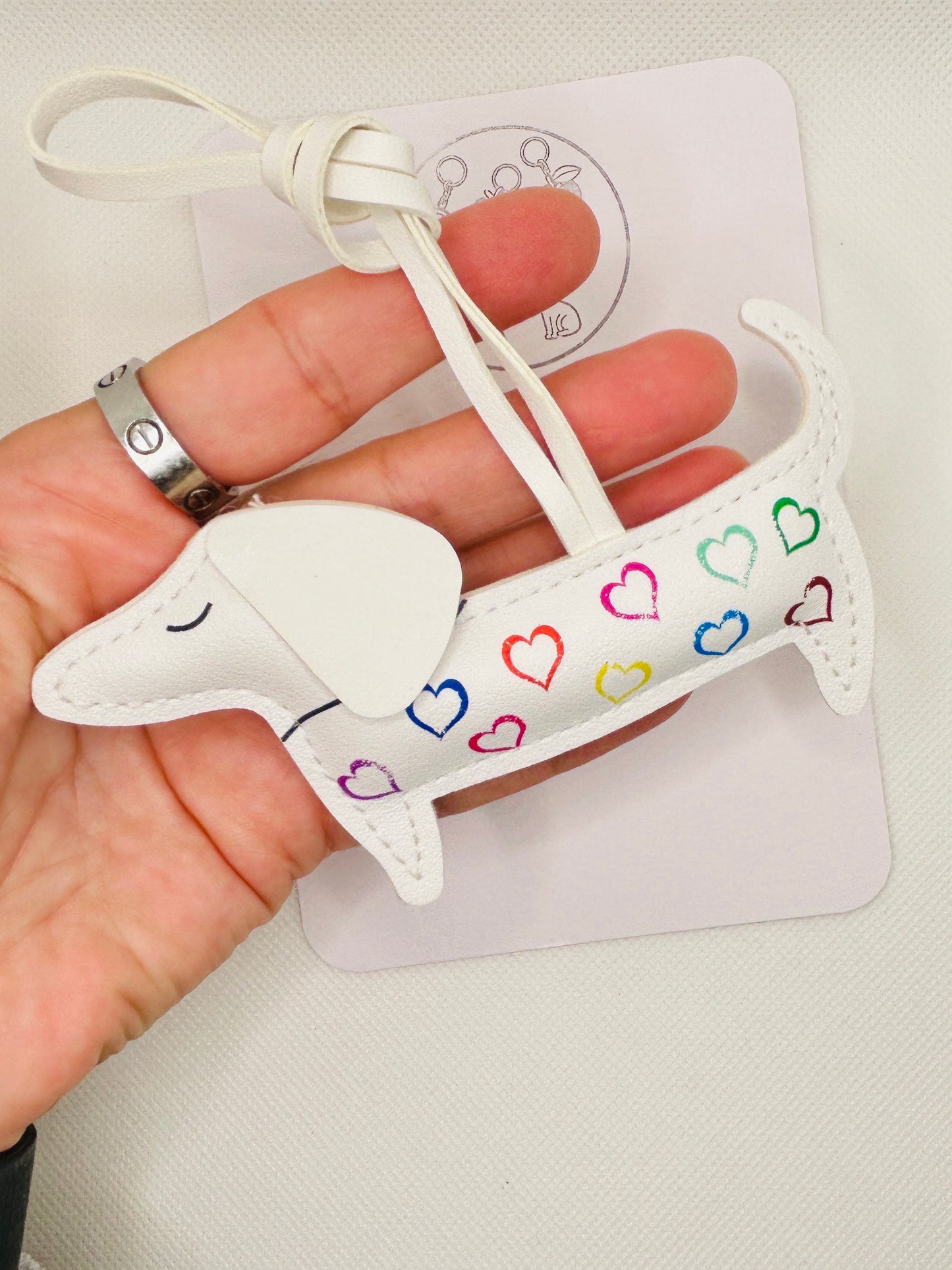 Dackel Schlüsselanhänger. Herzmuster Taschenanhänger. Kunstleder Bag Charm. Geschenk Hundeliebhaber. Bunter Rucksackanhänger Damen