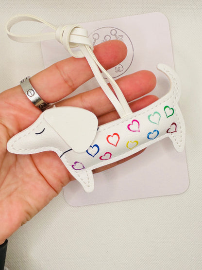 Dackel Schlüsselanhänger. Herzmuster Taschenanhänger. Kunstleder Bag Charm. Geschenk Hundeliebhaber. Bunter Rucksackanhänger Damen