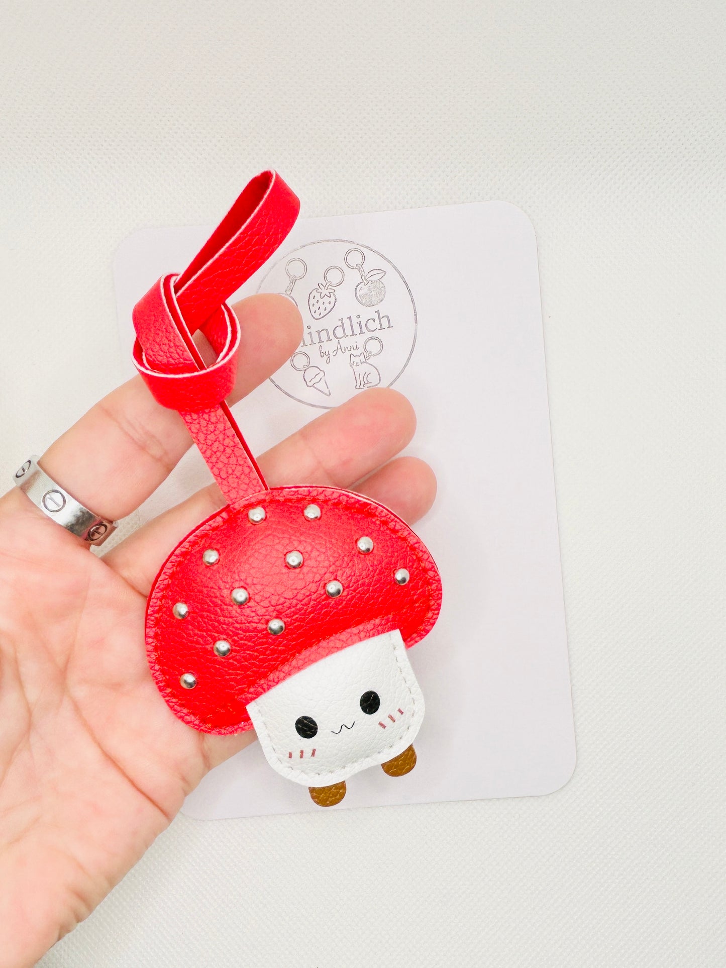 Roter Pilz Schlüsselanhänger. Taschenanhänger Kunstleder Optik. Verspieltes Geschenk Damen. Deko für Handtasche Rucksack Schlüssel