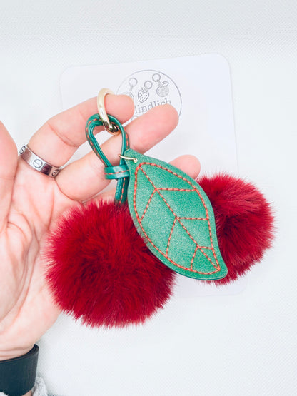Kirsch Schlüsselanhänger flauschig Herbst Winter. Pompon Bag Charm rot. Geschenkidee Damen