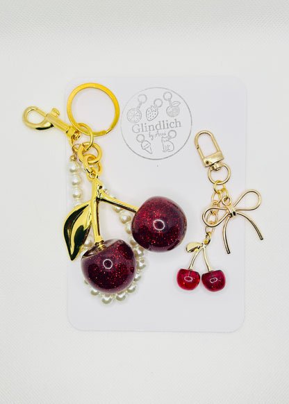Funkelnder Kirsch-Anhänger. Funkelnder Schlüsselanhänger mit Perlen und Karabiner. In zwei Größen. Gold Cherry Bag Charm
