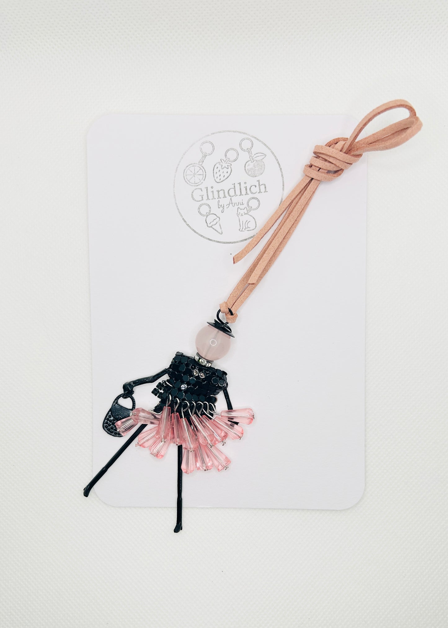 Taschenanhänger Puppe mit Perlenrock. Anhänger in Pink & Rot. Für Tasche oder Rucksack. Geschenk für Damen