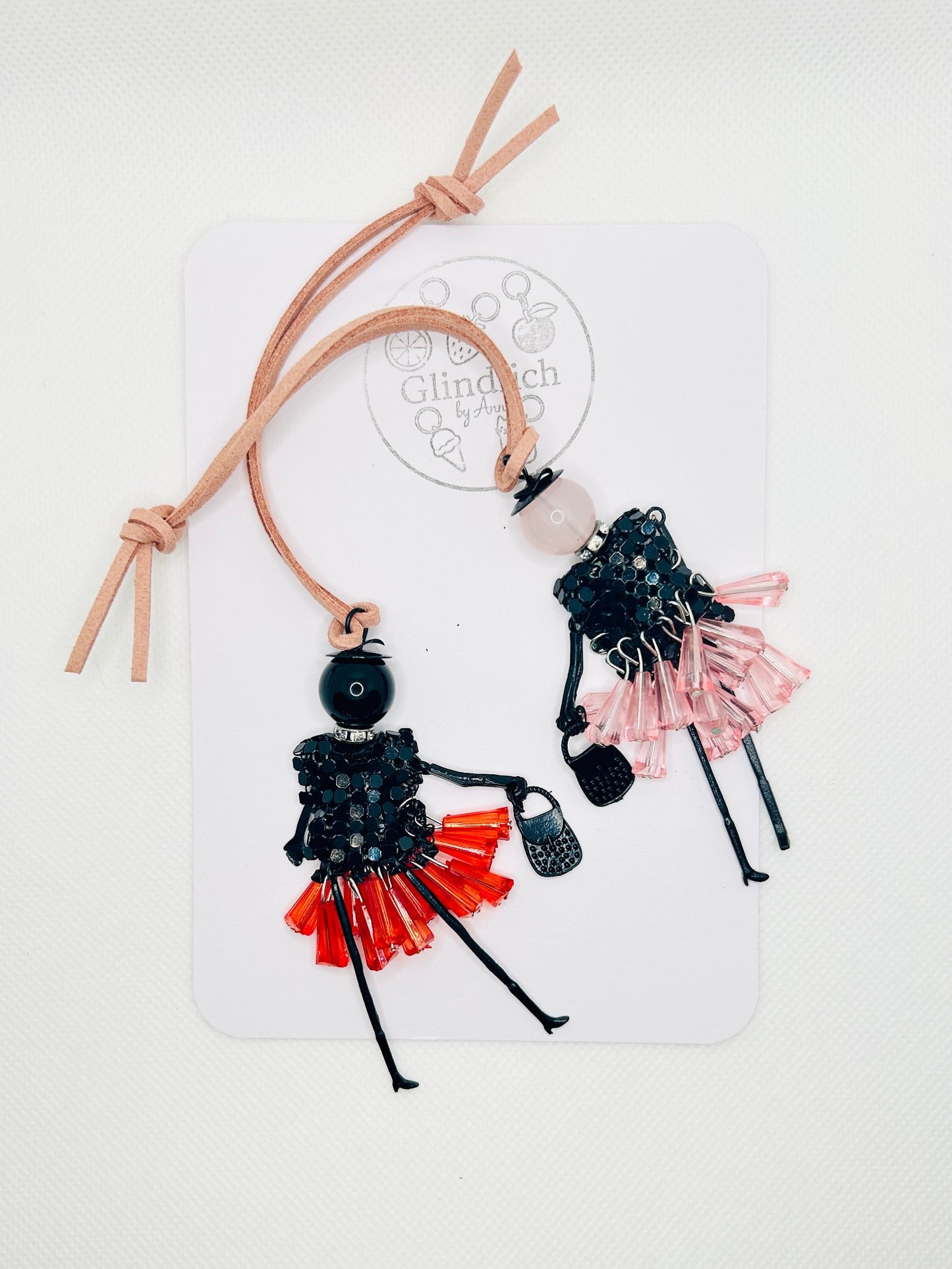 Taschenanhänger Puppe mit Perlenrock. Anhänger in Pink & Rot. Für Tasche oder Rucksack. Geschenk für Damen