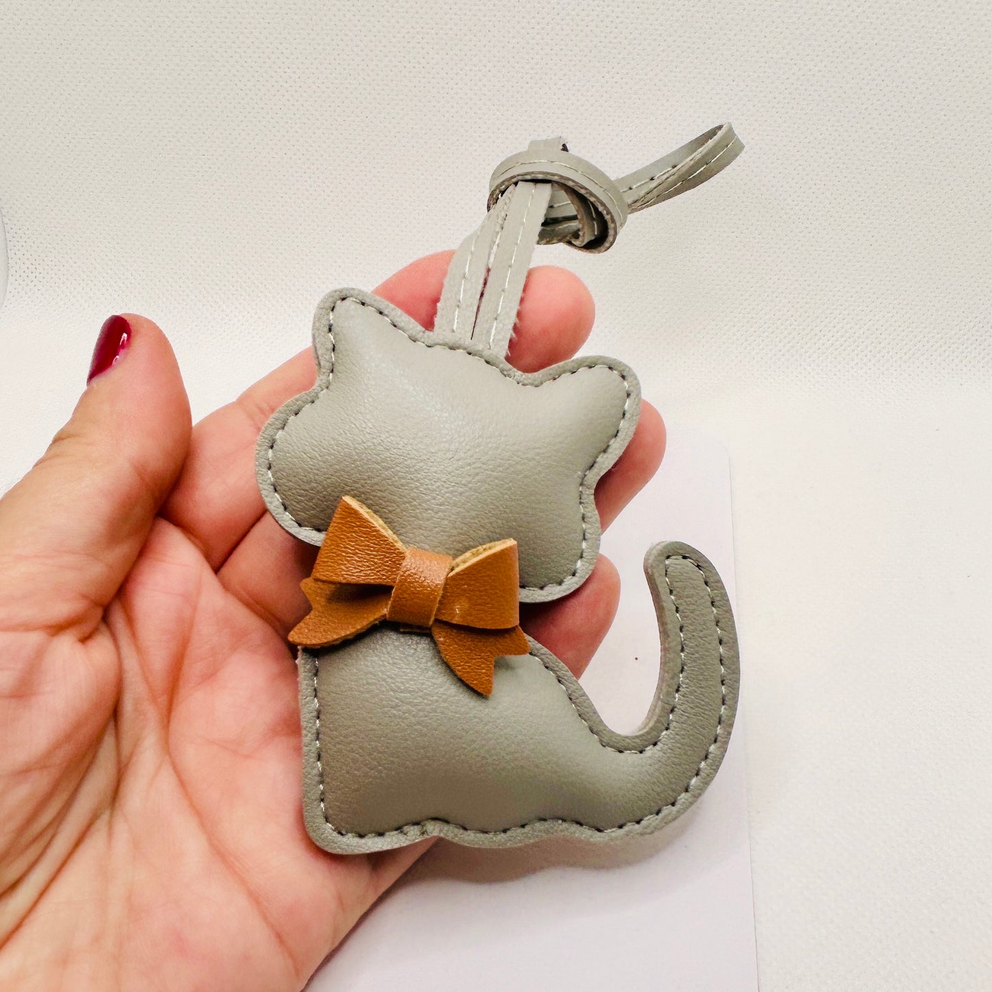 Süßer Katzen Taschenanhänger. Als Geschenk für sie. Kawaii Stil. Fröhlich und niedlich. Bag Charm.