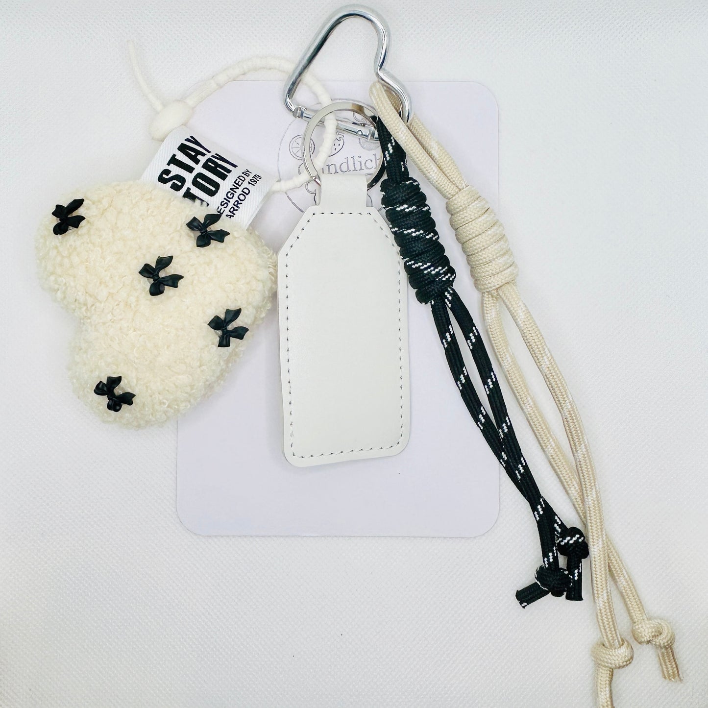 Flauschiger Herz Schlüsselanhänger. Plüschiger Taschenanhänger Beige oder Braun. Kuscheliger Bag Charm mit Schleifen.