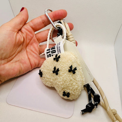 Flauschiger Herz Schlüsselanhänger. Plüschiger Taschenanhänger Beige oder Braun. Kuscheliger Bag Charm mit Schleifen.