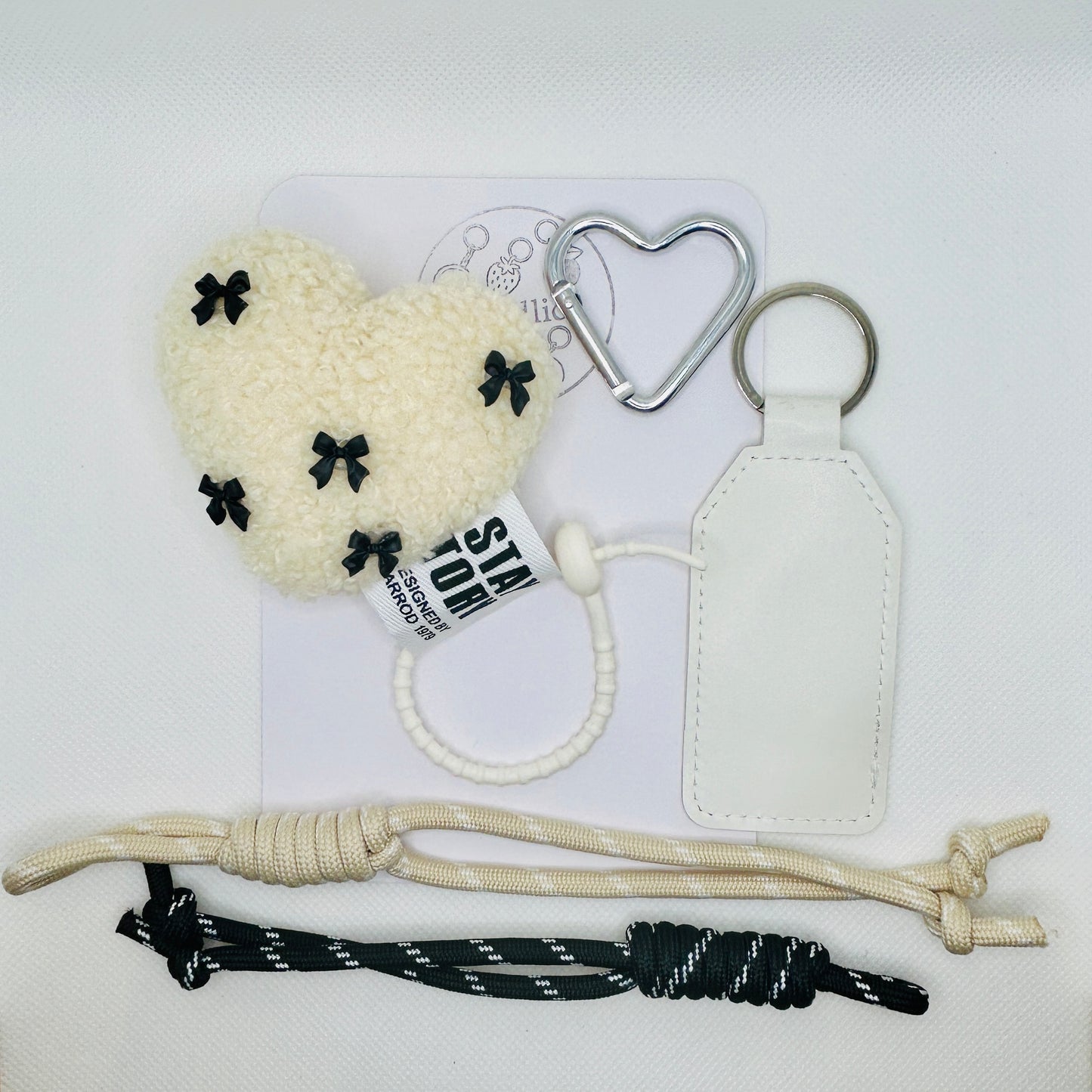 Flauschiger Herz Schlüsselanhänger. Plüschiger Taschenanhänger Beige oder Braun. Kuscheliger Bag Charm mit Schleifen.