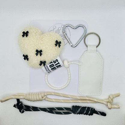 Flauschiger Herz Schlüsselanhänger. Plüschiger Taschenanhänger Beige oder Braun. Kuscheliger Bag Charm mit Schleifen.