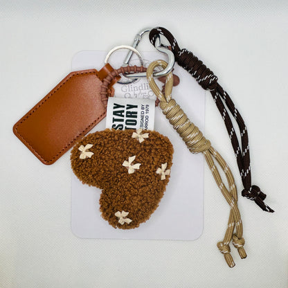 Flauschiger Herz Schlüsselanhänger. Plüschiger Taschenanhänger Beige oder Braun. Kuscheliger Bag Charm mit Schleifen.