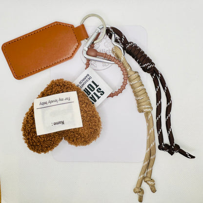 Flauschiger Herz Schlüsselanhänger. Plüschiger Taschenanhänger Beige oder Braun. Kuscheliger Bag Charm mit Schleifen.