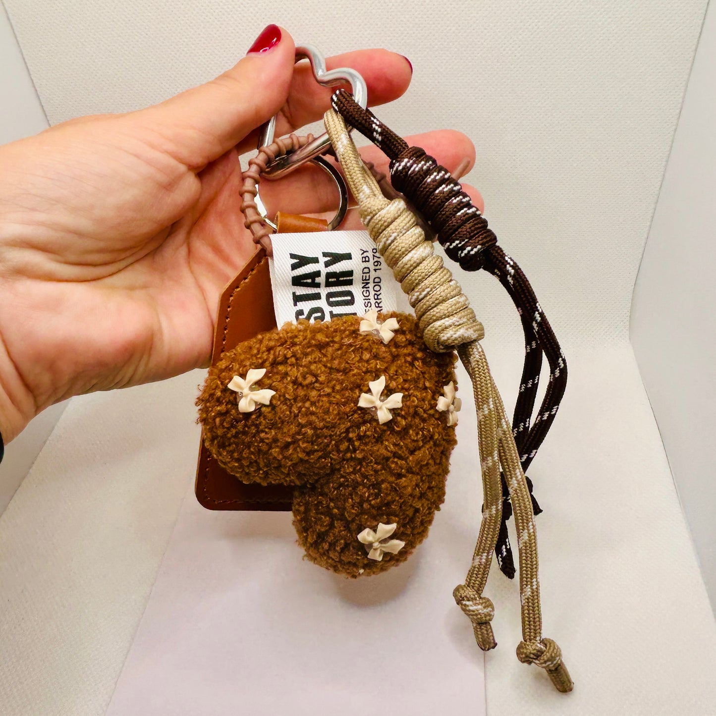 Flauschiger Herz Schlüsselanhänger. Plüschiger Taschenanhänger Beige oder Braun. Kuscheliger Bag Charm mit Schleifen.